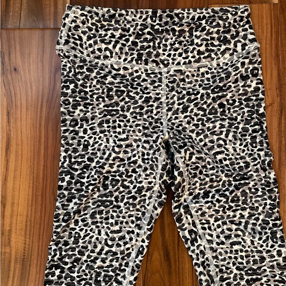 Outdoor Voices TechSweat™ Flex 7/8 Legging in Snow Leopard - Small - Picture 5 of 5